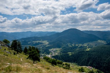 Bulgar dağlarının güzel bir doğa manzarası. Aşağıdaki küçük Yagodina köyü görülebilir. Yüksek kalite fotoğraf