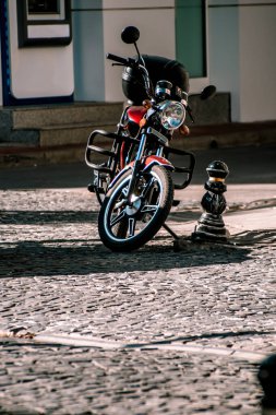 Kirklareli, Türkiye-27.09.20-A motosiklet kaldırım sokağına park edilmiş. Yüksek kalite fotoğraf. Yüksek kalite fotoğraf