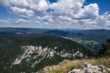 Bulgaristan 'daki yeşil dağlar ve beyaz bulutlu mavi gökyüzü. Yüksek kalite fotoğraf