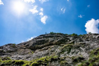 Bulgaristan 'da bir Rocky Dağı tepesi ve güneşli mavi bir gökyüzü. Yüksek kalite fotoğraf