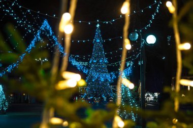 Burgaz şehir merkezinde renkli ışıklar. Noel için ışıklar ve süslemeler. Tercümesi: 