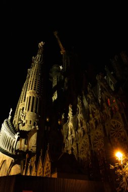 Barselona, Katalonya, İspanya - 03 Ekim 22: Sagrada Familia bazilikası geceleri katedralin etrafındaki karanlık gölgeler. Yüksek kalite fotoğraf