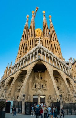 Barselona, Katalonya, İspanya - 03 Ekim 22: Sagrada Familia Bazilika Kilisesi, Yarısı güneşten gelen ışık, yarısı gölgede. Yüksek kalite fotoğraf