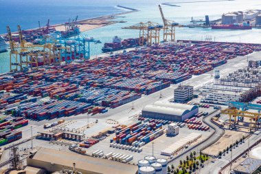 BARCELONA, İSPA-02 ECTOBER 22: mavi denizde büyük kargo renkli konteynerler. Lojistik ve ulaşım konsepti. Yüksek kalite fotoğraf