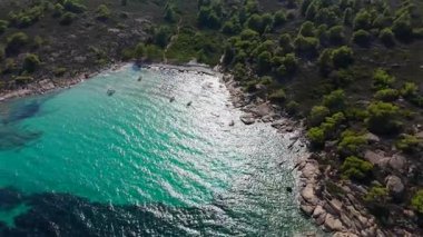 Sithonia 'daki ünlü Myrsini Sahili' nin havadan görünüşü, Halkidiki. Sithonia, Tebeşir, Yunanistan 'da yaz aylarında inanılmaz turkuaz suları olan Diaporos Adası. Yüksek kalite 4k görüntü