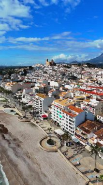 Alicante, İspanya 'nın kuzey kıyısındaki güzel Altea plajının hava manzarası. Yüksek kalite 4k görüntü