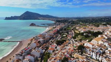 Alicante, İspanya 'nın kuzey kıyısındaki güzel Altea plajının hava manzarası. Yüksek kalite 4k görüntü