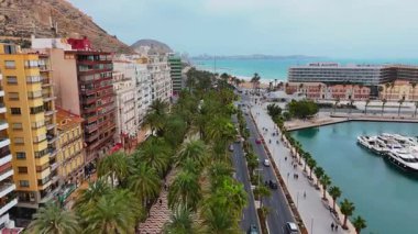 Alicante, İspanya - Santa Barbara Şatosu Castillo de Santa Barbara 'nın Costa Blanca' daki Akdeniz kıyısındaki ünlü İspanyol yaz turizm beldesindeki havadan görünüşü - Avrupa 'nın yukarıdan manzarası