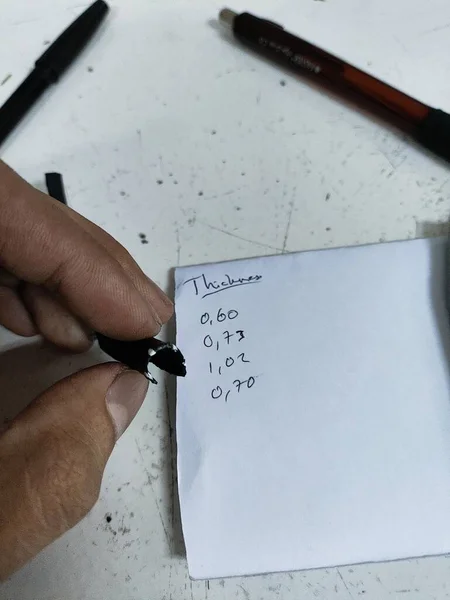 Homem Segurando Espécime Teste Escrevendo Papel Com Lápis — Fotografia de Stock