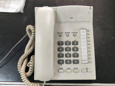 Siyah arkaplanda eski beyaz telefon, seçici odaklı fotoğrafa yakın çekim