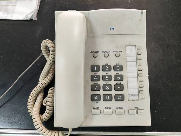 Altes Weißes Telefon Auf Schwarzem Hintergrund Nahaufnahme Eines Fotos Mit — Stockfoto