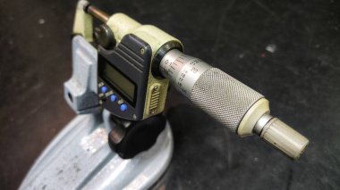 Yüksük sayılarının ölçeklendirilmesi dijital mikrometrenin ölçüm değerini göstermektir