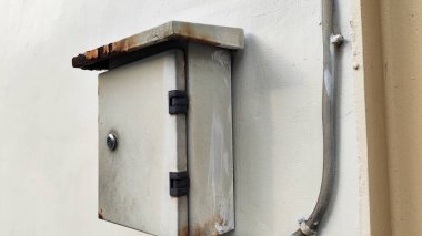 Duvar fabrikasının eski elektrik kutusu. Powe sistem kontrolü için elektrik paneli.