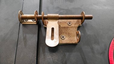 Sürgülü metal bir asma kilidi eski usul ile kapat