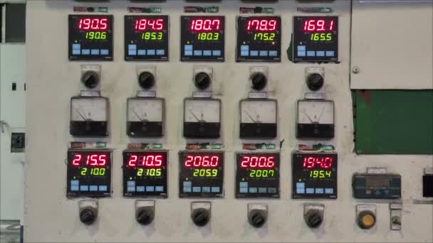 Моніторинг Різних Значень Контролю Температури Електричній Панелі Встановлення Екструдера Зони — стокове відео