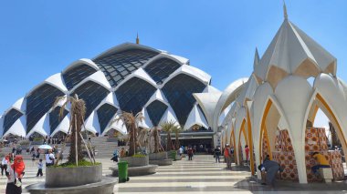 Bandung Endonezya, 5 Agustus 2023: Öğleden sonra Al Jabbar camisine koşullar 