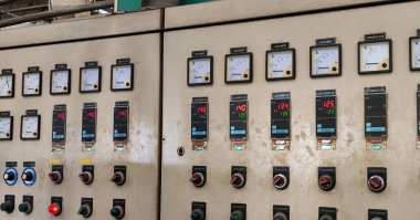 Endüstriyel bir tesiste Dijital Ölçüleri ve Anahtarları olan Endüstriyel Kontrol Paneli. 