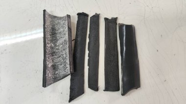 Bu görüntü altı parça siyah yalıtım ve ceket gösteriyor. Soyunma desenli kauçuk bir maddeden yapılmış ve araç gövdesindeki boşlukları kapatmak için kullanılmış gibi görünüyor. Güç kablosu örnekleme laboratuvarı. 