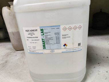 Laboratuvardaki kimyasal su deposu için plastik şişe veya kap..