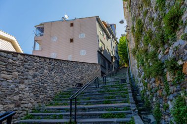 Eski bir sokakta taş merdivenler