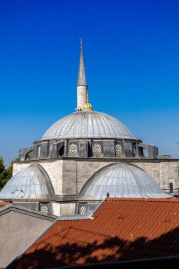 Uskudar İstanbul 'daki Mihrimah Sultan Camii. Cami ve temiz gökyüzü. İstanbul 'da bir cami