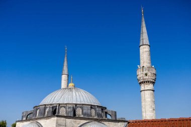 Uskudar İstanbul 'daki Mihrimah Sultan Camii. Cami ve temiz gökyüzü. İstanbul 'da bir cami