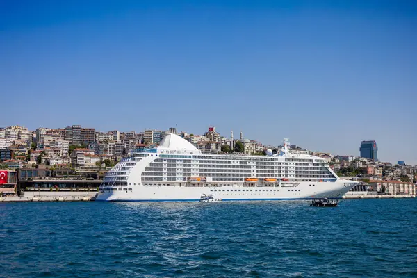 Gezi gemisi, yolcu gemisi Galata, İstanbul limanına yanaştı.
