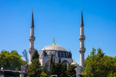 2 Haziran 2024 'te İstanbul, Uskudar' daki Yeni Valide Camii 'nin dış görünüşü. Yeni Valide Camii, Sultan III. Ahmed tarafından 18. yüzyılda inşa edilmiş bir Osmanlı camii.