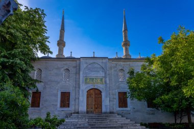 2 Haziran 2024 'te İstanbul, Uskudar' daki Yeni Valide Camii 'nin dış görünüşü. Yeni Valide Camii, Sultan III. Ahmed tarafından 18. yüzyılda inşa edilmiş bir Osmanlı camii.