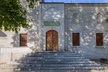 2 Haziran 2024 'te İstanbul, Uskudar' daki Yeni Valide Camii 'nin dış görünüşü. Yeni Valide Camii, Sultan III. Ahmed tarafından 18. yüzyılda inşa edilmiş bir Osmanlı camii.