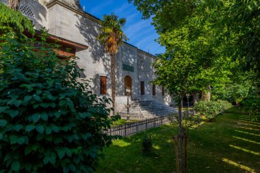2 Haziran 2024 'te İstanbul, Uskudar' daki Yeni Valide Camii 'nin dış görünüşü. Yeni Valide Camii, Sultan III. Ahmed tarafından 18. yüzyılda inşa edilmiş bir Osmanlı camii.