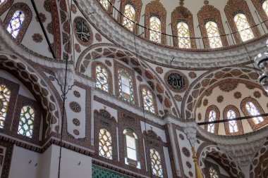 Mimar Sinan tarafından inşa edilen Yeni Valide Camii 'nin içi. 2 Haziran 2024 'te Uskudar, İstanbul, Türkiye.
