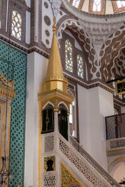 Mimar Sinan tarafından inşa edilen Yeni Valide Camii 'nin içi. 2 Haziran 2024 'te Uskudar, İstanbul, Türkiye.