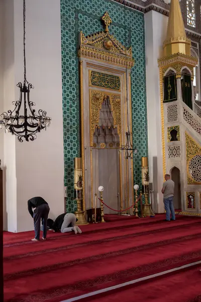 Mimar Sinan tarafından inşa edilen Yeni Valide Camii 'nin içi. 2 Haziran 2024 'te Uskudar, İstanbul, Türkiye.