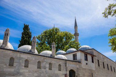 Mimar Sinan tarafından 1583 yılında Osmanlı Sultanı II. Selim 'in karısı tarafından yaptırılan Atik Valide Camii. 2 Haziran 2024 'te Uskudar, İstanbul, Türkiye.