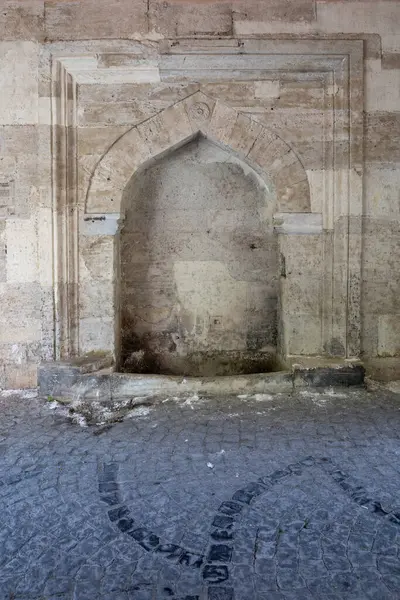Mimar Sinan tarafından 1583 yılında Osmanlı Sultanı II. Selim 'in karısı tarafından yaptırılan Atik Valide Camii. 2 Haziran 2024 'te Uskudar, İstanbul, Türkiye.