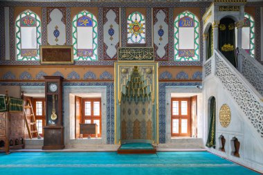 İstanbul 'daki Kaptan Paşa Camii. Cami avlusundaki tahta korkuluklar ve taş yol. 2 Haziran 2024 'te Uskudar, İstanbul, Türkiye.