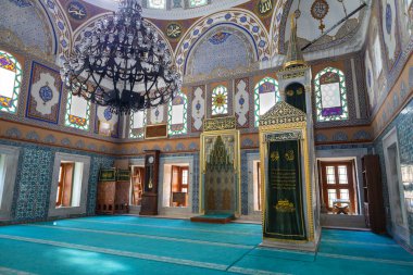 İstanbul 'daki Kaptan Paşa Camii. Cami avlusundaki tahta korkuluklar ve taş yol. 2 Haziran 2024 'te Uskudar, İstanbul, Türkiye.