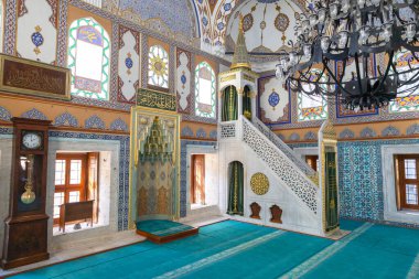 İstanbul 'daki Kaptan Paşa Camii. Cami avlusundaki tahta korkuluklar ve taş yol. 2 Haziran 2024 'te Uskudar, İstanbul, Türkiye.