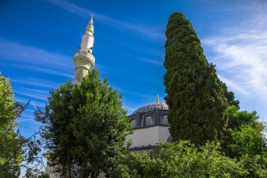 İstanbul 'daki Kaptan Paşa Camii. Cami avlusundaki tahta korkuluklar ve taş yol. 2 Haziran 2024 'te Uskudar, İstanbul, Türkiye.
