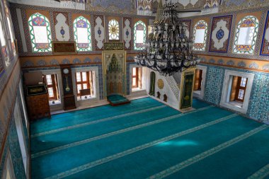 İstanbul 'daki Kaptan Paşa Camii. Cami avlusundaki tahta korkuluklar ve taş yol. 2 Haziran 2024 'te Uskudar, İstanbul, Türkiye.