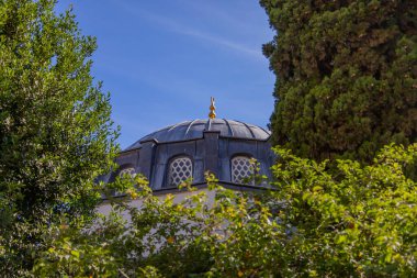 İstanbul 'daki Kaptan Paşa Camii. Cami avlusundaki tahta korkuluklar ve taş yol. 2 Haziran 2024 'te Uskudar, İstanbul, Türkiye.