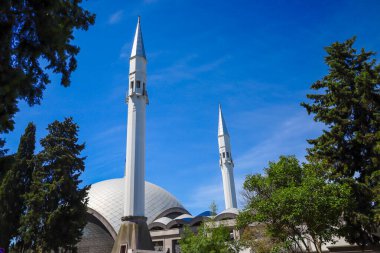 2 Haziran 2024 'te İstanbul, Uskudar' daki Karacaahmet Mezarlığı 'nın girişlerinden birinde yer alan çağdaş bir cami olan Sakirin Camii' nin iç manzarası