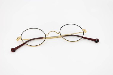 Beyaz Arkaplanda Altın Çerçeveli Klasik Yuvarlak Gözlükler