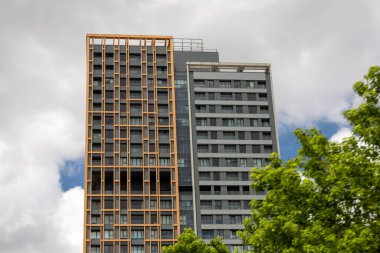 Bulutlu Gökyüzüne Karşı Modern Apartman Kompleksi