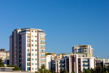 Açık Mavi Gök Altında Modern Apartman Binaları
