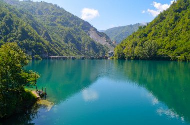 Emerald Waters ile Manzaralı Dağ Gölü