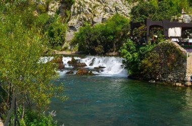 Şelale ve Samimi Verandalı Riverside Huzuru
