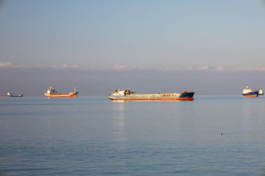 Denizde Dinginlik: Sunrise 'da Çapalı Gemiler