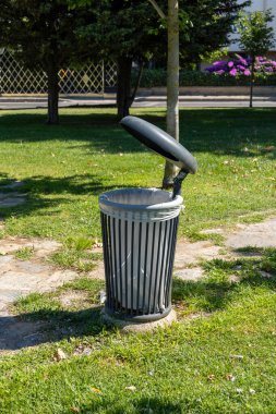 Açık LID ile Park Çöp Kutusu